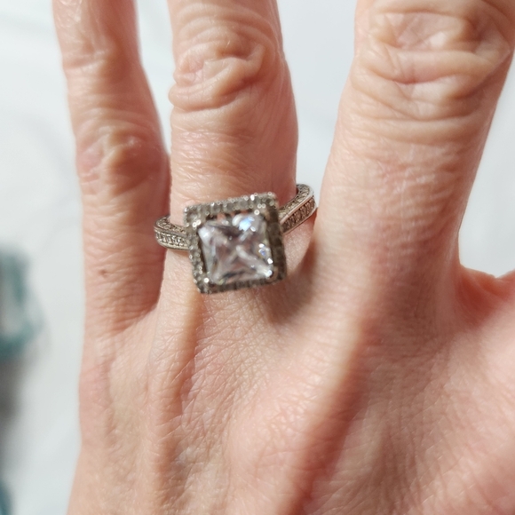 Elegant Silver Square-Cut Ring Size 7.5 925 Cubic Zarconia - Picture 4 of 5